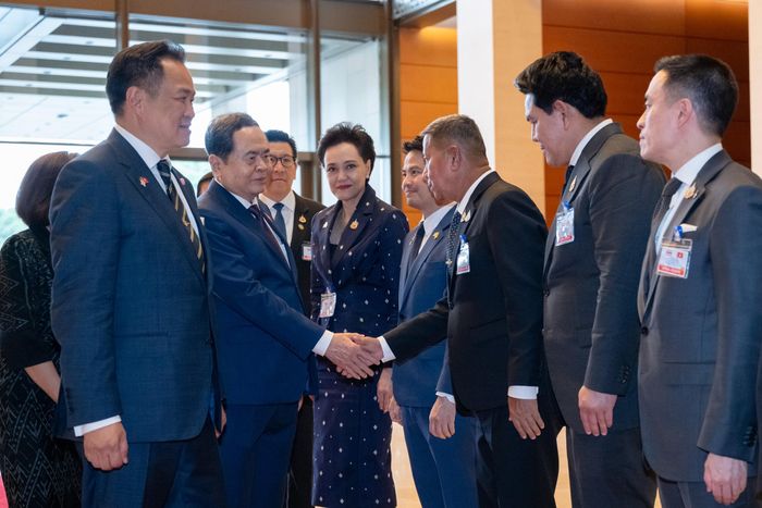 Thủ tướng Thái Lan Anutin Charnvirakul giới thiệu với Chủ tịch Quốc hội Trần Thanh Mẫn các thành viên đoàn đại biểu Thái Lan