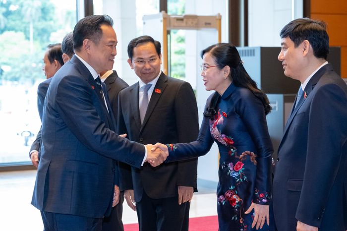 Chủ tịch Quốc hội Trần Thanh Mẫn giới thiệu với Thủ tướng Thái Lan Anutin Charnvirakul các thành viên đoàn đại biểu Việt Nam