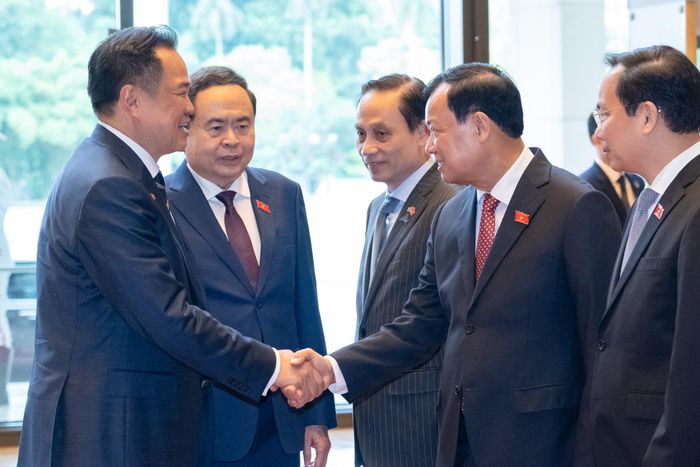 Chủ tịch Quốc hội Trần Thanh Mẫn giới thiệu với Thủ tướng Thái Lan Anutin Charnvirakul các thành viên đoàn đại biểu Việt Nam