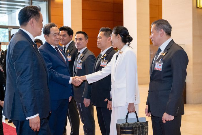 Thủ tướng Thái Lan Anutin Charnvirakul giới thiệu với Chủ tịch Quốc hội Trần Thanh Mẫn các thành viên đoàn đại biểu Thái Lan