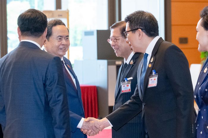 Thủ tướng Thái Lan Anutin Charnvirakul giới thiệu với Chủ tịch Quốc hội Trần Thanh Mẫn các thành viên đoàn đại biểu Thái Lan