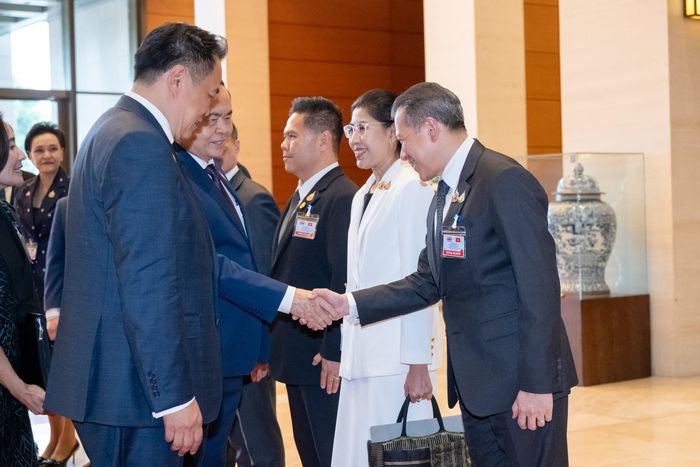 Thủ tướng Thái Lan Anutin Charnvirakul giới thiệu với Chủ tịch Quốc hội Trần Thanh Mẫn các thành viên đoàn đại biểu Thái Lan