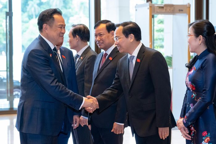 Chủ tịch Quốc hội Trần Thanh Mẫn giới thiệu với Thủ tướng Thái Lan Anutin Charnvirakul các thành viên đoàn đại biểu Việt Nam