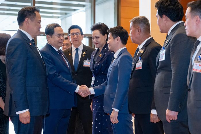 Thủ tướng Thái Lan Anutin Charnvirakul giới thiệu với Chủ tịch Quốc hội Trần Thanh Mẫn các thành viên đoàn đại biểu Thái Lan