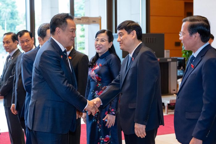 Chủ tịch Quốc hội Trần Thanh Mẫn giới thiệu với Thủ tướng Thái Lan Anutin Charnvirakul các thành viên đoàn đại biểu Việt Nam