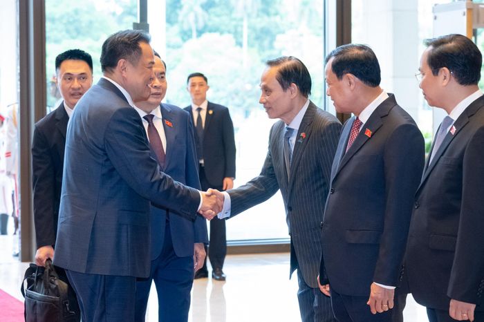 Chủ tịch Quốc hội Trần Thanh Mẫn giới thiệu với Thủ tướng Thái Lan Anutin Charnvirakul các thành viên đoàn đại biểu Việt Nam