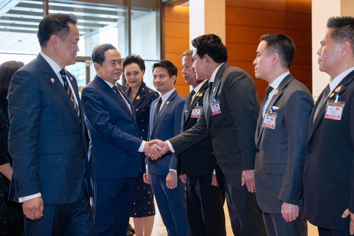 Thủ tướng Thái Lan Anutin Charnvirakul giới thiệu với Chủ tịch Quốc hội Trần Thanh Mẫn các thành viên đoàn đại biểu Thái Lan