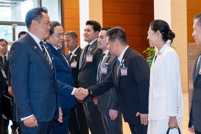 Thủ tướng Thái Lan Anutin Charnvirakul giới thiệu với Chủ tịch Quốc hội Trần Thanh Mẫn các thành viên đoàn đại biểu Thái Lan