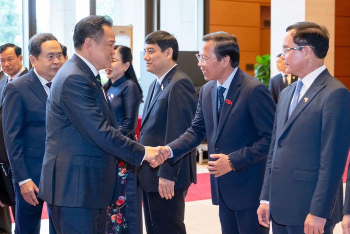 Chủ tịch Quốc hội Trần Thanh Mẫn giới thiệu với Thủ tướng Thái Lan Anutin Charnvirakul các thành viên đoàn đại biểu Việt Nam