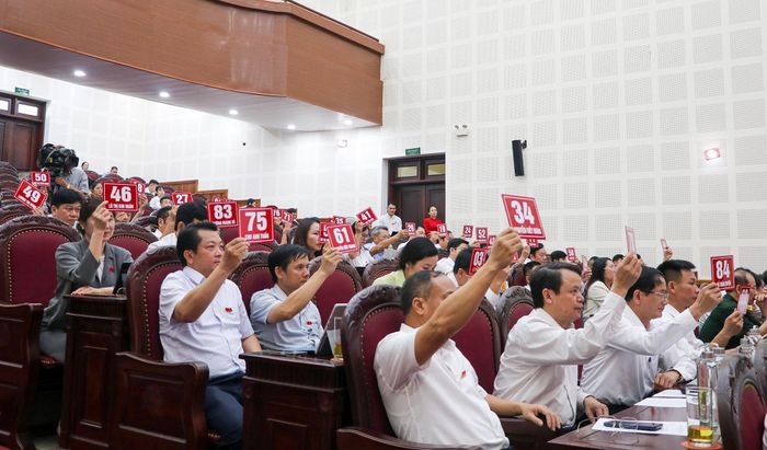 Các đại biểu HĐND tỉnh biểu quyết thông qua các dự thảo Nghị quyết