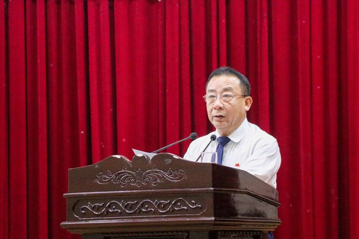 Phó Chủ tịch UBND tỉnh Nguyễn Văn Đệ trình bày tờ trình các dự thảo Nghị quyết