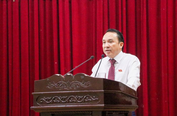 Phó Chủ tịch Thường trực HĐND tỉnh Dương Đình Chỉnh trình bày tóm tắt các Tờ trình, dự thảo Nghị quyết