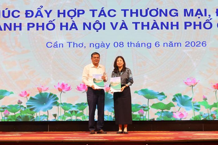 Đại diện Sở Du lịch Hà Nội và Sở Văn hóa, Thể thao và Du lịch Cần Thơ trao bảng thỏa thuận hợp tác