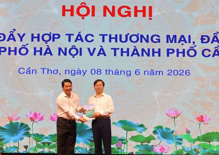 Đại diện lãnh đạo Sở Công thương TP. Cần Thơ và TP. Hà Nội trao bảng ký kết hợp tác