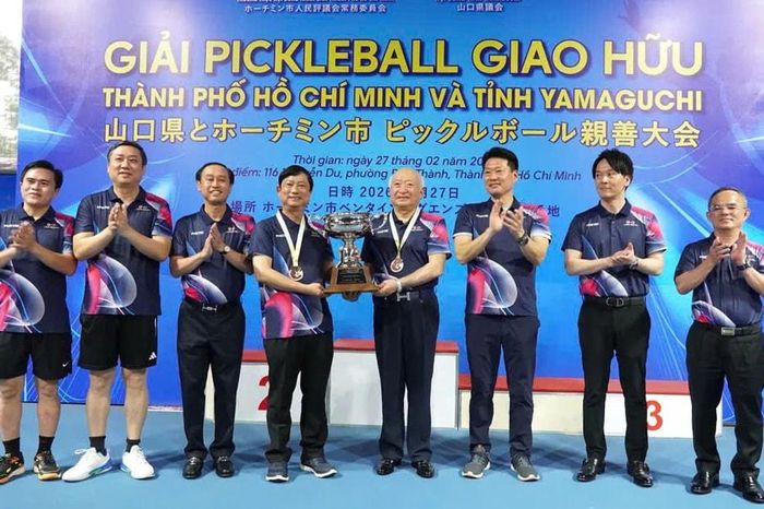 Chủ tịch HĐND TP. Hồ Chí Minh Võ Văn Minh trao cúp pickleball giao hữu đến đội tỉnh Yamaguchi