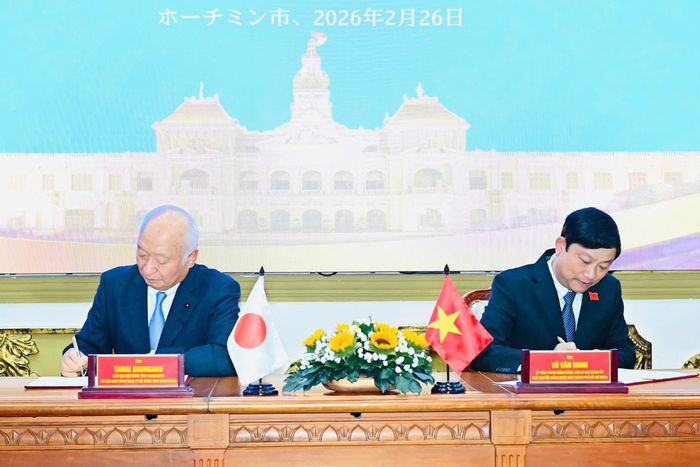 Chủ tịch HĐND TP. Hồ Chí Minh Võ Văn Minh và ông Yanai Shungaku, Chủ tịch Hội đồng tỉnh Yamaguchi, Nhật Bản ký Bản ghi nhớ hợp tác hữu nghị giữa HĐND TP. Hồ Chí Minh và Hội đồng tỉnh Yamaguchi