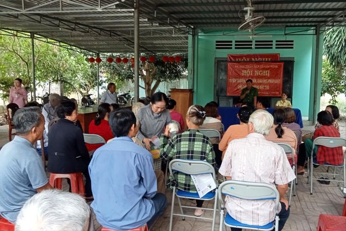 Công an xã Lộc Ninh phối hợp với chính quyền địa phương tổ chức tuyên truyền, phổi biến pháp luật cho người dân