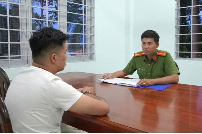 Công an phường Thanh Điền làm việc với đối tượng truy nã