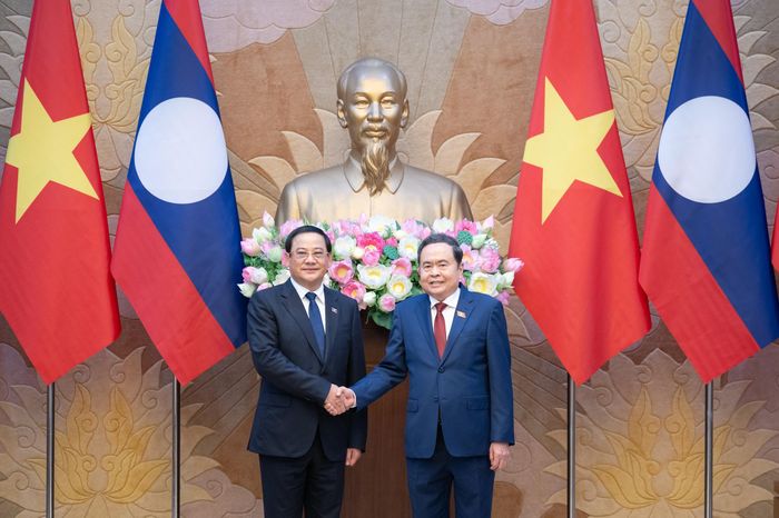 Chủ tịch Quốc hội Trần Thanh Mẫn và Thủ tướng Lào Sonexay Siphandone