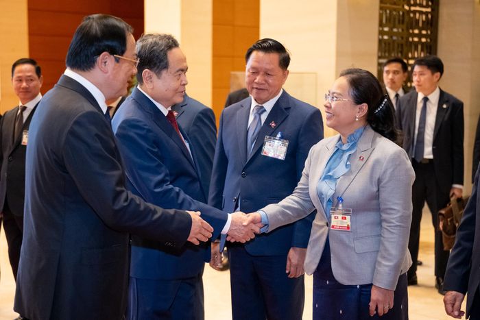 Thủ tướng Lào Sonexay Siphandone giới thiệu với Chủ tịch Quốc hội Trần Thanh Mẫn các thành viên đoàn đại biểu Lào