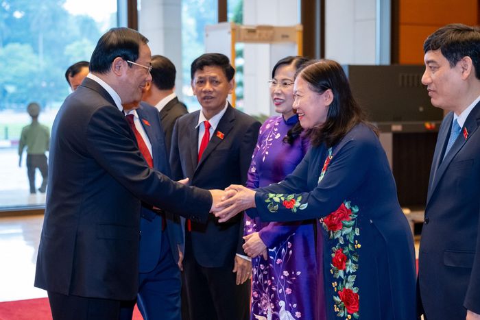 Chủ tịch Quốc hội Trần Thanh Mẫn giới thiệu với Thủ tướng Lào Sonexay Siphandone các thành viên đoàn đại biểu Việt Nam