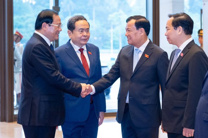 Chủ tịch Quốc hội Trần Thanh Mẫn giới thiệu với Thủ tướng Lào Sonexay Siphandone các thành viên đoàn đại biểu Việt Nam