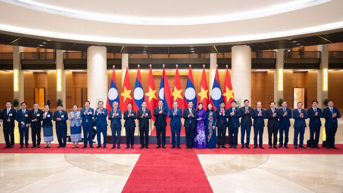 Chủ tịch Quốc hội Trần Thanh Mẫn và Thủ tướng Lào Sonexay Siphandone chụp ảnh lưu niệm cùng đoàn đại biểu.