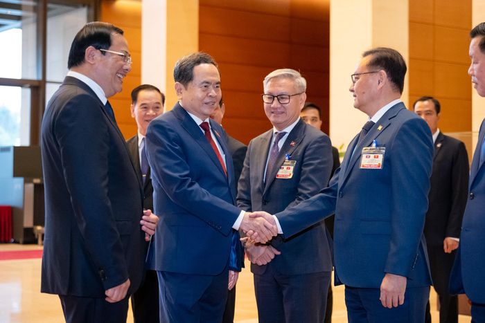Thủ tướng Lào Sonexay Siphandone giới thiệu với Chủ tịch Quốc hội Trần Thanh Mẫn các thành viên đoàn đại biểu Lào