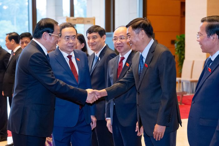 Chủ tịch Quốc hội Trần Thanh Mẫn giới thiệu với Thủ tướng Lào Sonexay Siphandone các thành viên đoàn đại biểu Việt Nam
