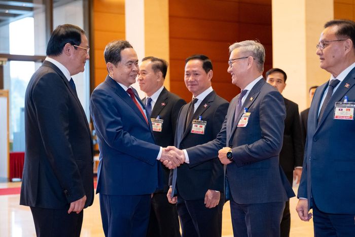 Thủ tướng Lào Sonexay Siphandone giới thiệu với Chủ tịch Quốc hội Trần Thanh Mẫn các thành viên đoàn đại biểu Lào
