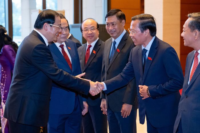 Chủ tịch Quốc hội Trần Thanh Mẫn giới thiệu với Thủ tướng Lào Sonexay Siphandone các thành viên đoàn đại biểu Việt Nam
