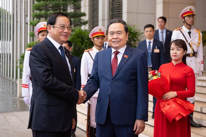 Chủ tịch Quốc hội Trần Thanh Mẫn đón Thủ tướng Lào Sonexay Siphandone