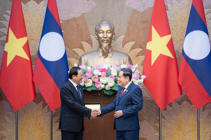 Chủ tịch Quốc hội Trần Thanh Mẫn trao quà lưu niệm tặng Thủ tướng Lào Sonexay Siphandone