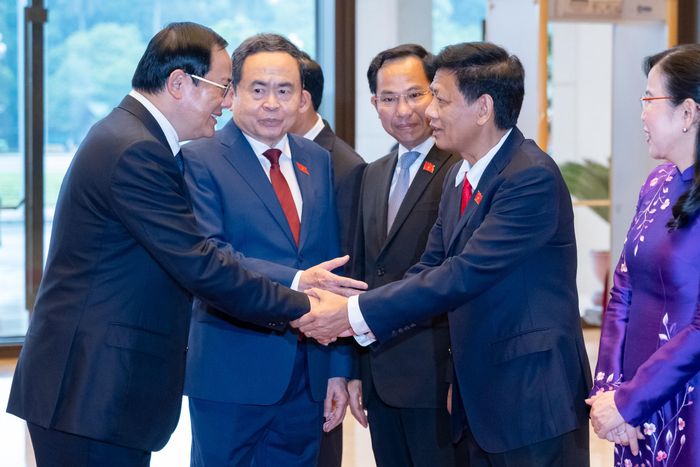 Chủ tịch Quốc hội Trần Thanh Mẫn giới thiệu với Thủ tướng Lào Sonexay Siphandone các thành viên đoàn đại biểu Việt Nam