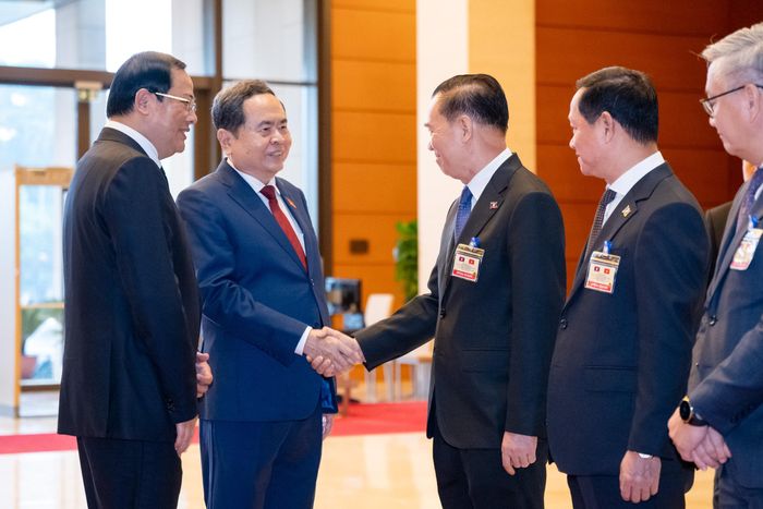 Thủ tướng Lào Sonexay Siphandone giới thiệu với Chủ tịch Quốc hội Trần Thanh Mẫn các thành viên đoàn đại biểu Lào