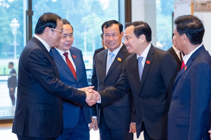Chủ tịch Quốc hội Trần Thanh Mẫn giới thiệu với Thủ tướng Lào Sonexay Siphandone các thành viên đoàn đại biểu Việt Nam