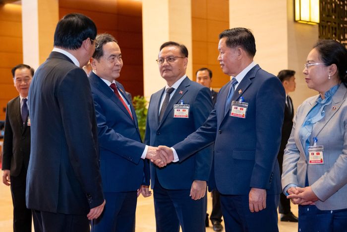 Thủ tướng Lào Sonexay Siphandone giới thiệu với Chủ tịch Quốc hội Trần Thanh Mẫn các thành viên đoàn đại biểu Lào