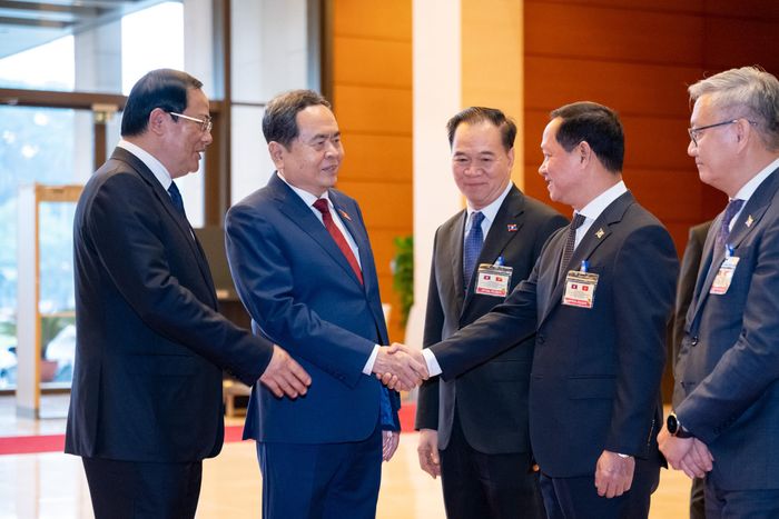 Thủ tướng Lào Sonexay Siphandone giới thiệu với Chủ tịch Quốc hội Trần Thanh Mẫn các thành viên đoàn đại biểu Lào