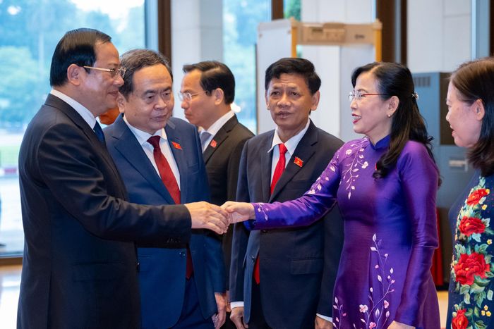Chủ tịch Quốc hội Trần Thanh Mẫn giới thiệu với Thủ tướng Lào Sonexay Siphandone các thành viên đoàn đại biểu Việt Nam