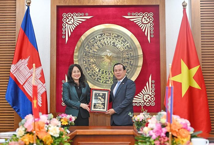 Hai Bộ trưởng tặng quà lưu niệm. Ảnh: TITC