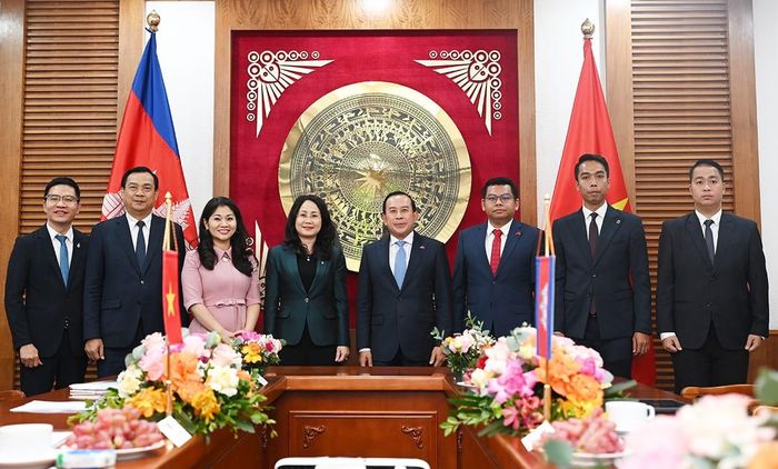 Lãnh đạo và đại biểu hai bên chụp hình lưu niệm. Ảnh: TITC