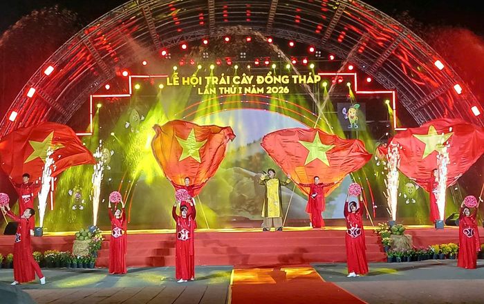 Chương trình văn nghệ trong đêm bế mạc Lễ hội Trái cây Đồng Tháp lần thứ I