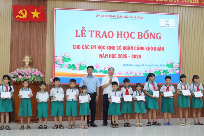 Các em học sinh có hoàn cảnh khó khăn được nhận quà và hứa sẽ tiếp tục cố gắng học tập, đạt kết quả cao hơn trong năm học tới