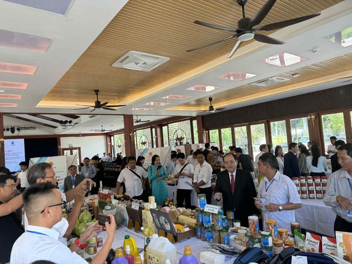Giao thương doanh nghiệp Việt Nam - Campuchia tại Hội nghị xúc tiến thương mại, thúc đẩy xuất nhập khẩu khu vực miền Nam năm 2025.