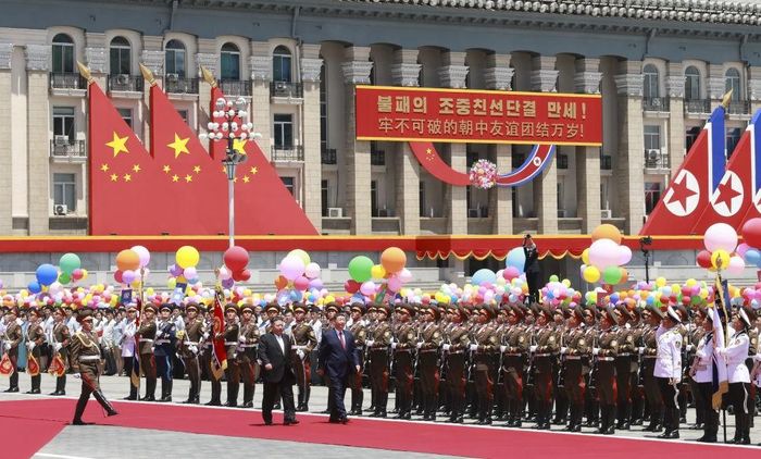 Ông Kim Jong Un và ông Tập Cận Bình duyệt đội danh dự tại Quảng trường Kim Nhật Thành. Ảnh: Tân Hoa xã