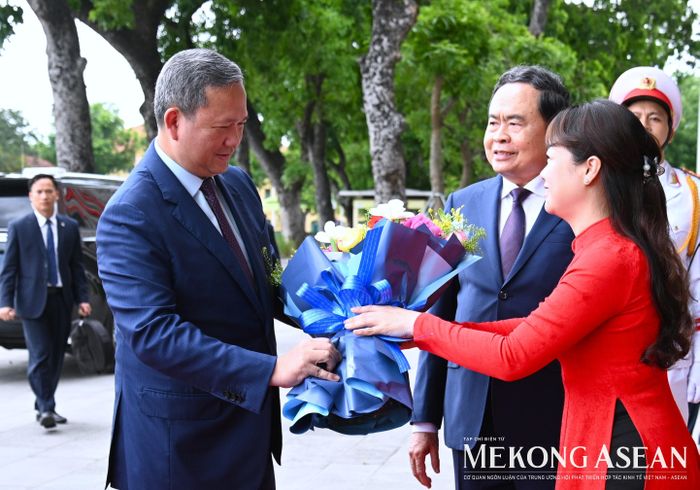 Đại diện Văn phòng Quốc hội tặng hoa chào mừng Thủ tướng Campuchia Hun Manet. Ảnh: Đỗ Thảo - Mekong ASEAN