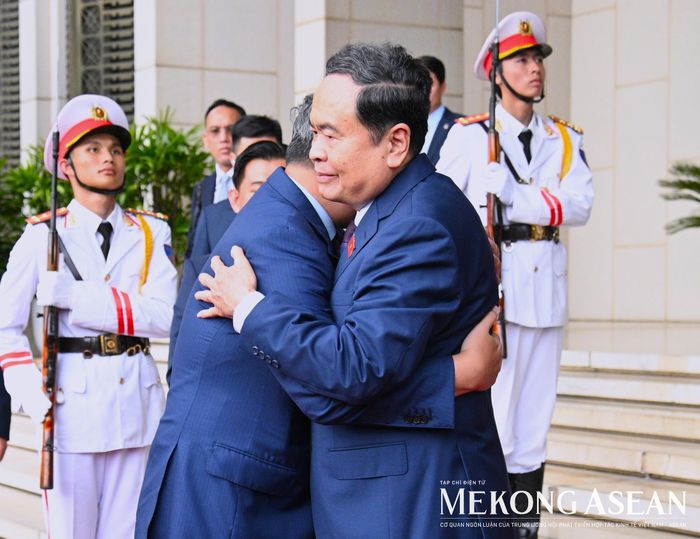 Chủ tịch Quốc hội Trần Thanh Mẫn tiễn Thủ tướng Campuchia Hun Manet.