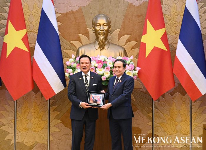 Chủ tịch Quốc hội Trần Thanh Mẫn trao ảnh lưu niệm tặng Thủ tướng Thái Lan Anutin Charnvirakul. Ảnh: Đỗ Thảo - Mekong ASEAN