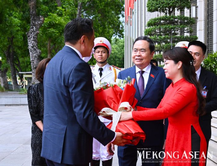 Nhân viên Văn phòng Quốc hội tặng hoa chào mừng Thủ tướng Thái Lan Anutin Charnvirakul. Ảnh: Đỗ Thảo - Mekong ASEAN