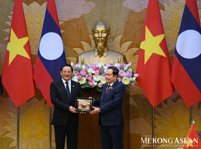 Chủ tịch Quốc hội Trần Thanh Mẫn trao quà lưu niệm tặng Thủ tướng Lào Sonexay Siphandone. Ảnh: Đỗ Thảo - Mekong ASEAN